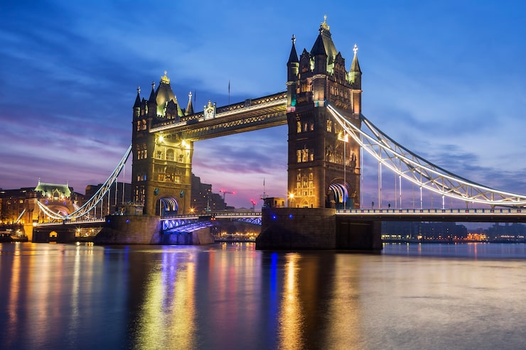 famous tower bridge london